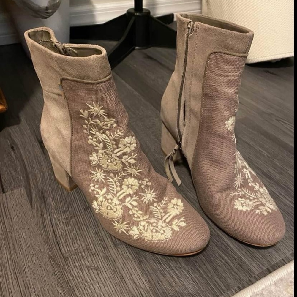 Toms Evie Floral Embroidered Genuine Suede Leather Ankle Boots